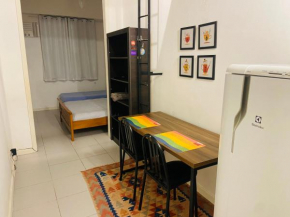 STUDIO COMPLETO na praia de COPACABANA, perto Ipanema Gal Osório, com ar, wifi, netflix, até 3 pessoas, pauloangerami SF138